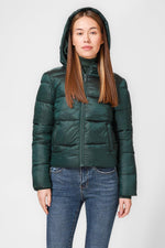 KENNETH COLE - מעיל פאפר עם כובע בצבע ירוק - MASHBIR//365