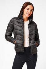 KENNETH COLE - מעיל ניילון לאישה עם קפלים בצבע שחור - MASHBIR//365