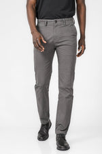 KENNETH COLE - מכנסי צ'ינו קלאסי בצבע אפור כהה - MASHBIR//365