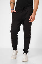 KENNETH COLE - מכנסי טרנינג עם פס כיתוב לוגו בצבע שחור - MASHBIR//365