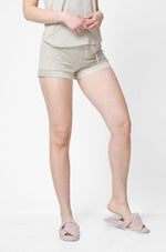 KENNETH COLE - מכנסיים קצרים בגימור סאטן בז' - MASHBIR//365