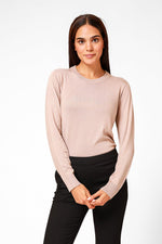 KENNETH COLE - סריג בייסיק עם צווארון עגול בצבע בז' - MASHBIR//365