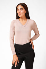 KENNETH COLE - סריג מחשוף וי עם שרוולים ארוכים בצבע בז' - MASHBIR//365