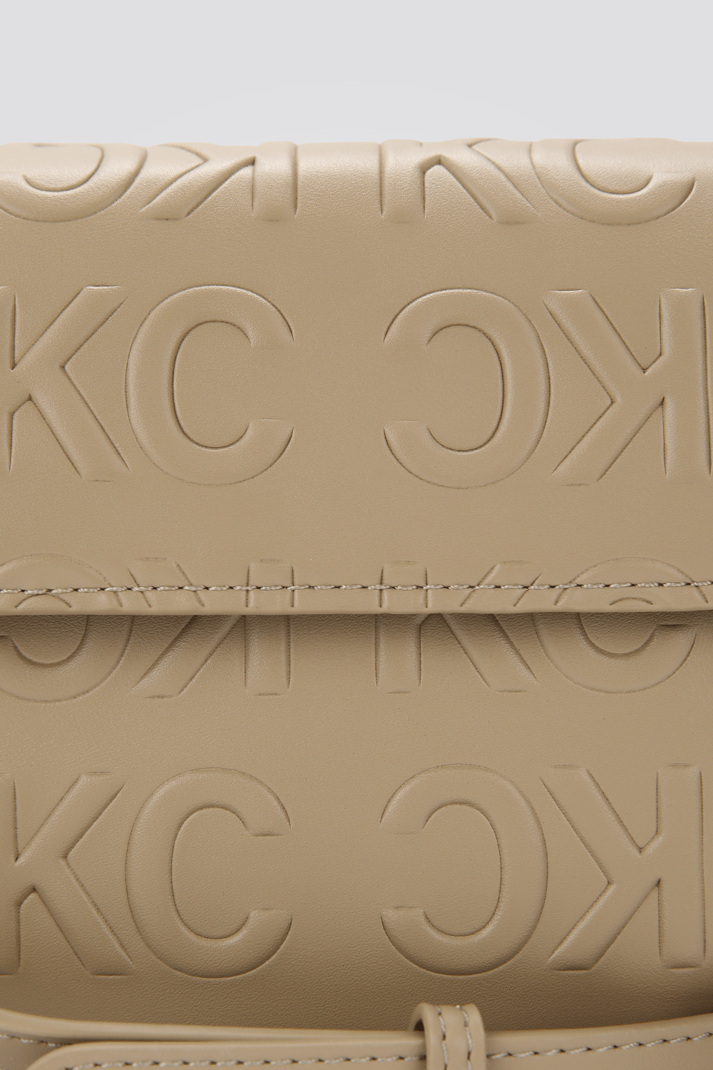 KENNETH COLE - תיק צד CROSSBODY TOTE דמוי עור בצבע בז' - MASHBIR//365