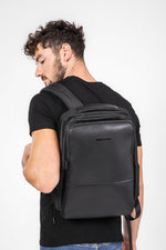 KENNETH COLE - תיק גב לגבר בצבע שחור - MASHBIR//365