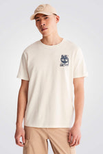 TIMBERLAND - חולצת טריקו טכנולוגית REFIBRA™ לגברים בלבן - MASHBIR//365