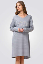 TRIUMPH - כותונת לילה עם הדפס בצבע אפור - MASHBIR//365