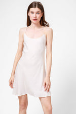 KENNETH COLE - כותונת סאטן בצבע לבן ורדרד - MASHBIR//365