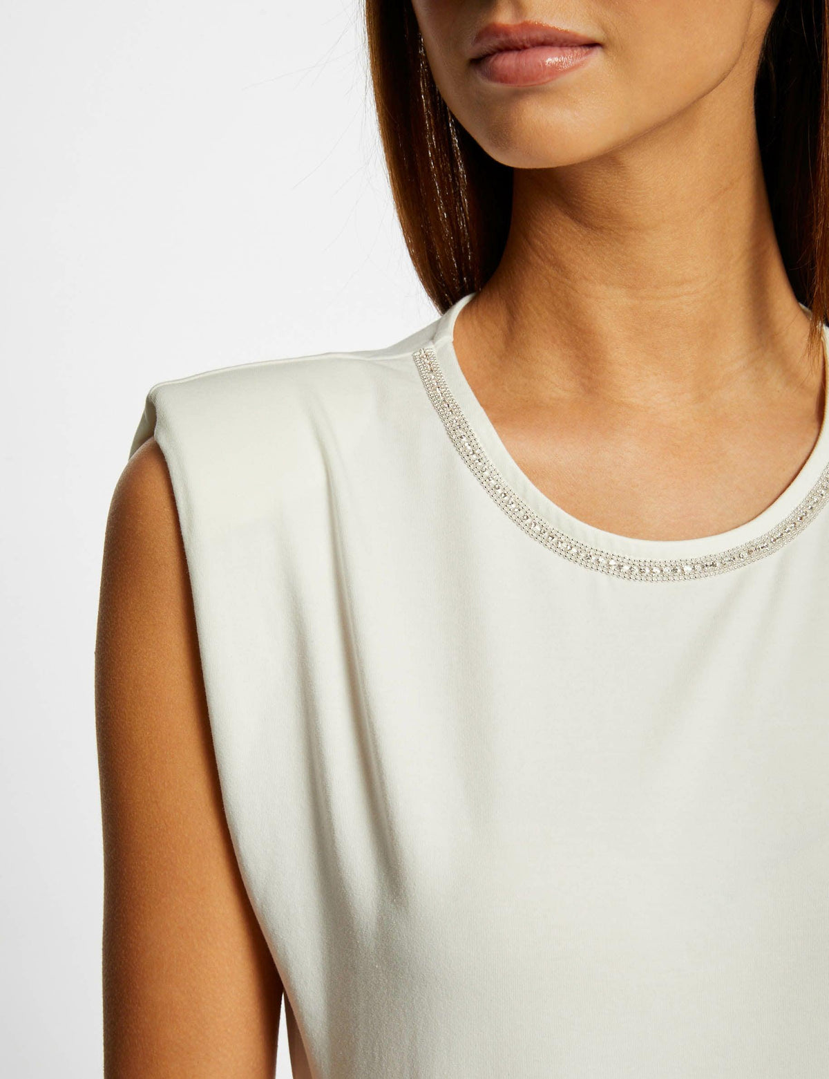 טישירט ללא שרוולים בצבע OFF WHITE - MASHBIR//365