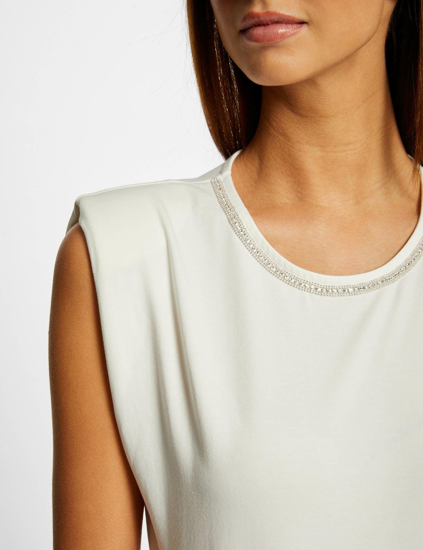 טישירט ללא שרוולים בצבע OFF WHITE - MASHBIR//365