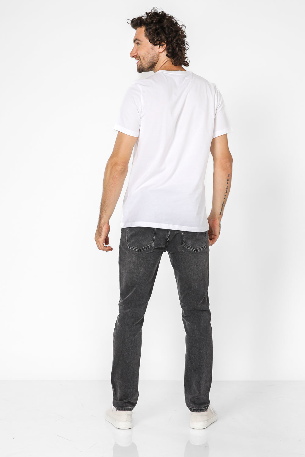 טישירט לוגו בצבע לבן