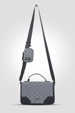 תיק מבית המותג NINE WEST בעלת תא איחסון פנימי לשמירה על החפצים שלך בדרך הנוחה ביותר. רצועה מתכוננת להתאמה מושלמת  שמאפשרת נשיאה נוחה בדרך הטובה ביותר. בתוספת אביזר לאיחסון הנייד שלך