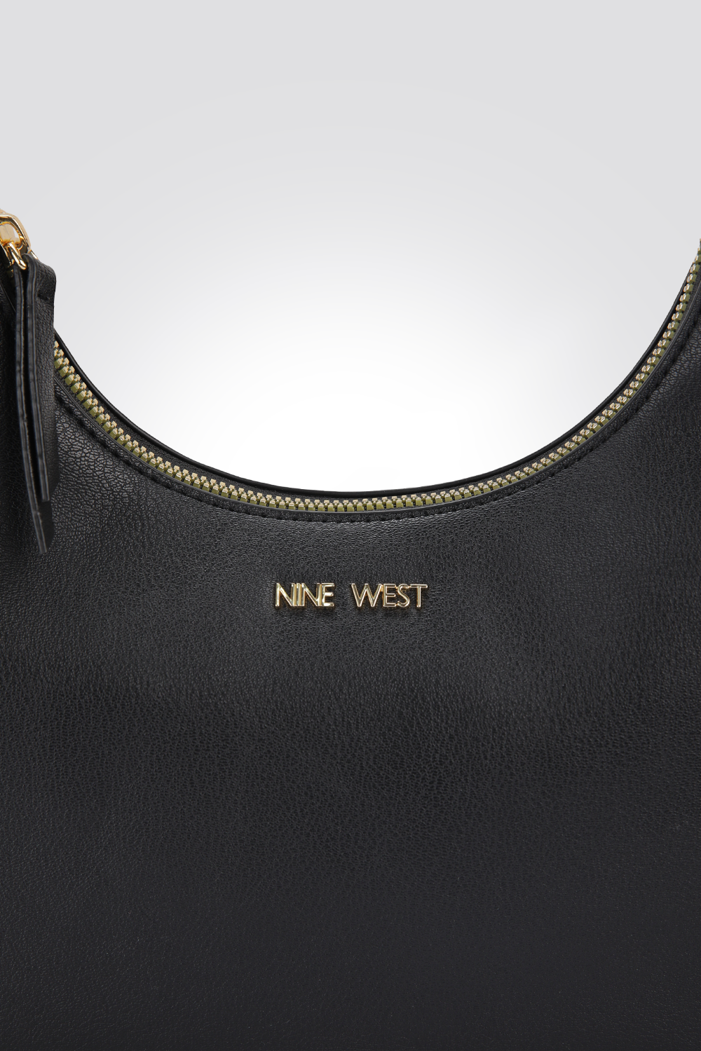 תיק יד בצבע שחור