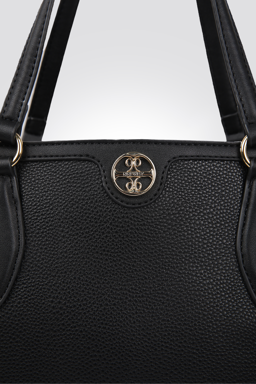 תיק יד בצבע שחור