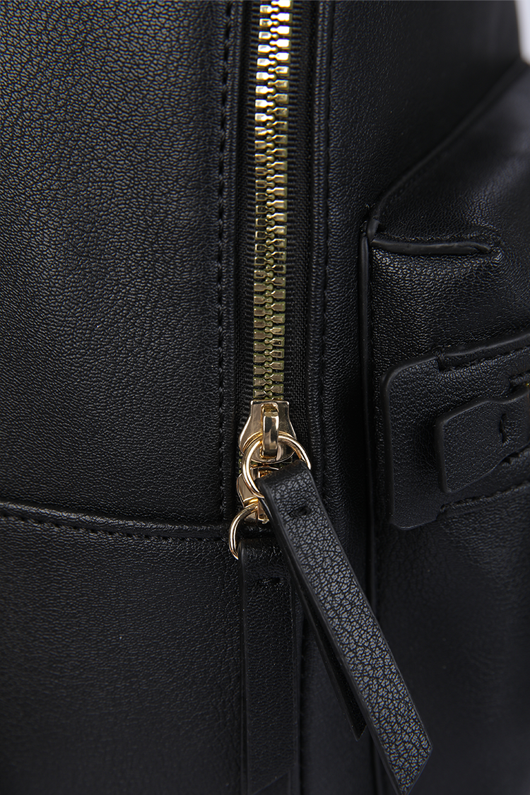 תיק מבית המותג NINE WEST, בעל תא פנימי מרווח . תא קדמי בסגירת רוכסן לשמירה בטוחה של הפריטים החשובים שלך. רצועות אחוריות להתאמה אישית.