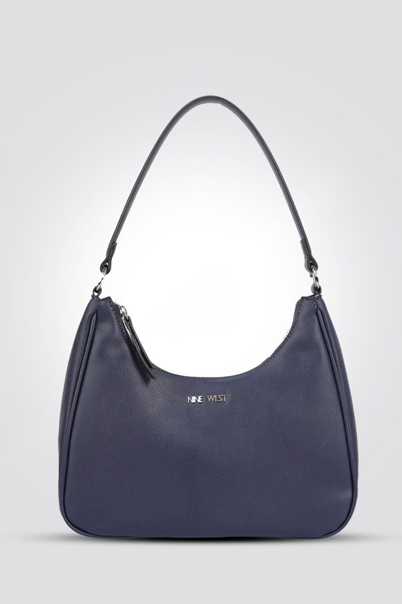 תיק מבית המותג NINE WEST בעלת תא איחסון פנימי בסגירת רוכסן לשמירה על החפצים שלך בדרך הנוחה ביותר. רצועה עליונה לנשיאה נוחה