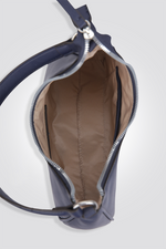 תיק מבית המותג NINE WEST בעלת תא איחסון פנימי בסגירת רוכסן לשמירה על החפצים שלך בדרך הנוחה ביותר. רצועה עליונה לנשיאה נוחה