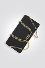 ארנק מבית המותג NINE WEST , בעל תא איחסון פנימי לשמירה על החפצים הקטנים שלך. רצועה בדמוי שרשרת לנשיאה על הכתף בצורה אופנתית במיוחד