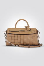 תיק מבית המותג NINE WEST,בעל רצועות כתף משולבות הניתנות להסרה לנוחות מירבית. סגירת מגנט לשמירה על החפצים שלך בדרך הטובה ביותר.