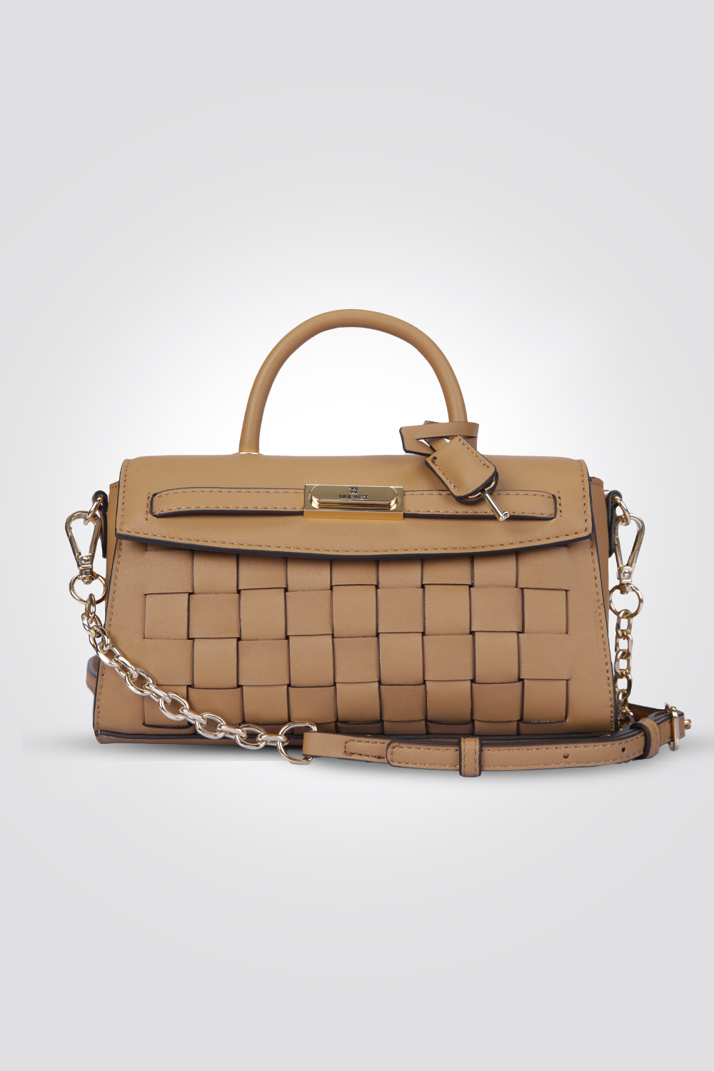 תיק מבית המותג NINE WEST,בעל רצועות כתף משולבות הניתנות להסרה לנוחות מירבית. סגירת מגנט לשמירה על החפצים שלך בדרך הטובה ביותר.