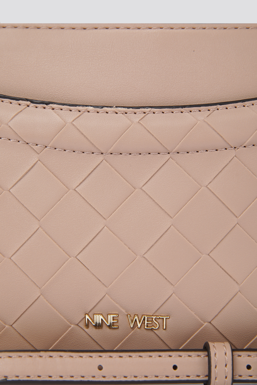 תיק צד בצבע ורוד עם לוגו בצבע זהב