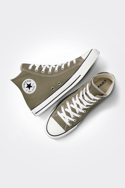 סניקרס מבית המותג CONVERSE, בעלות סולייה חיצונית מגומי ומדרס פנימי שמספק תמיכה מקסימלית לשמירה על נוחות מירבית לאורך כל היום. 