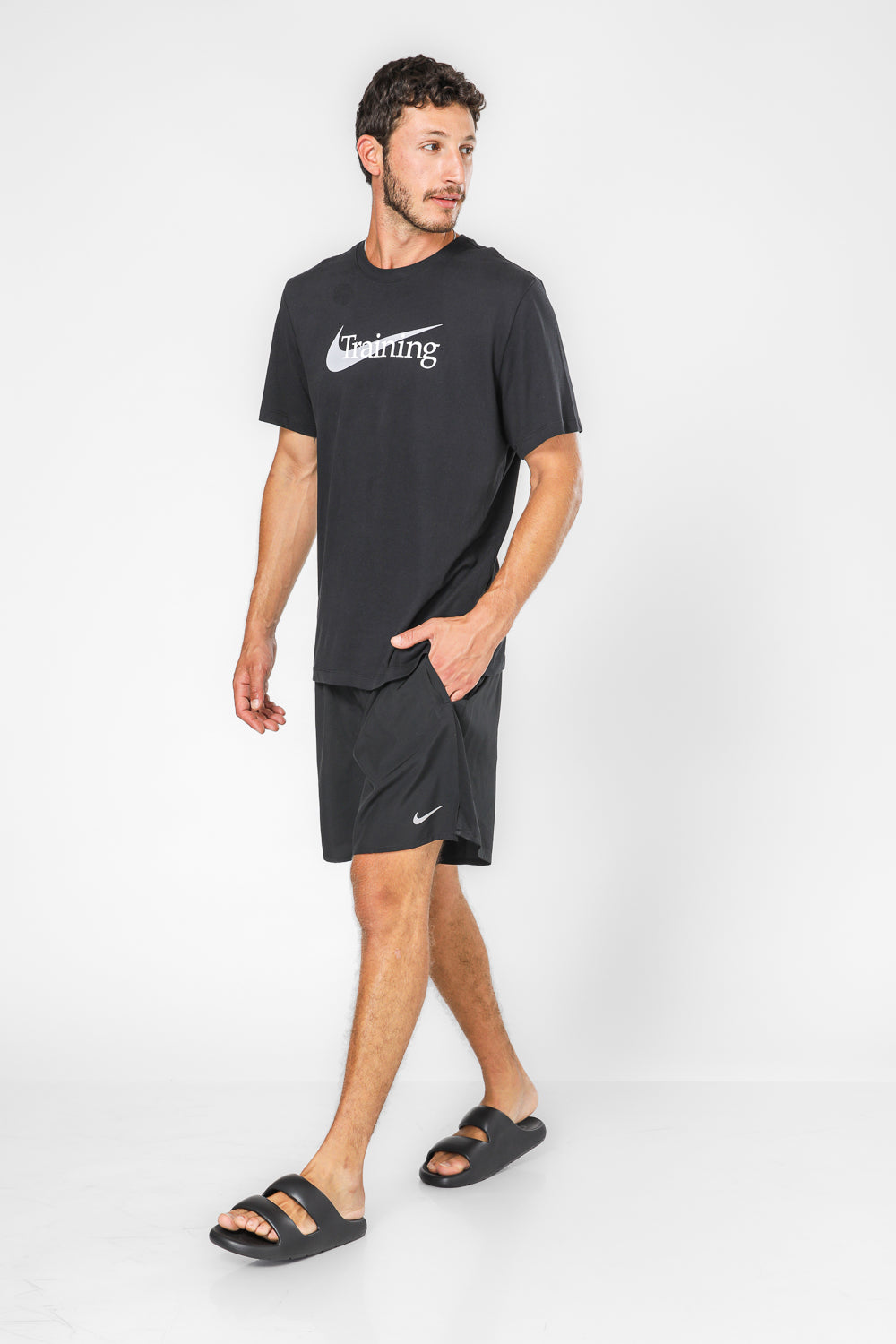 טישירט לגברים בצבע שחור