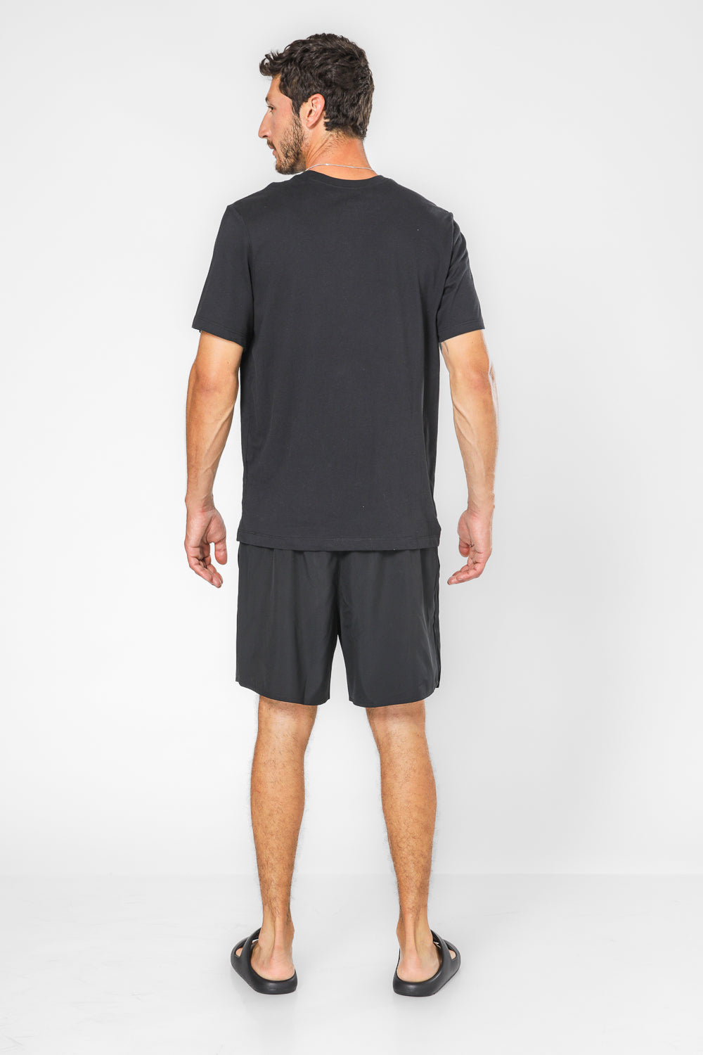 טישירט לגברים בצבע שחור