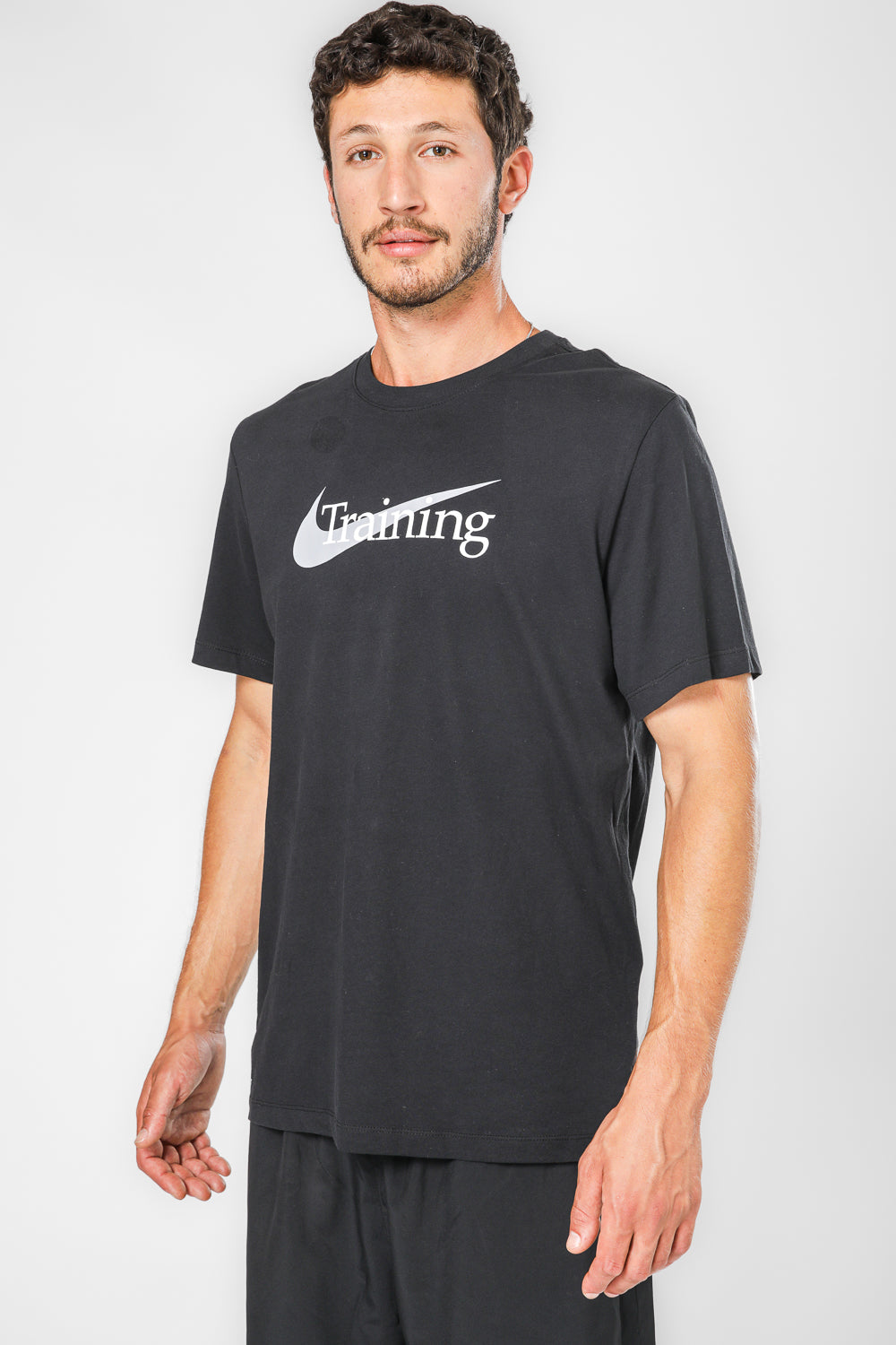 טישירט לגברים בצבע שחור