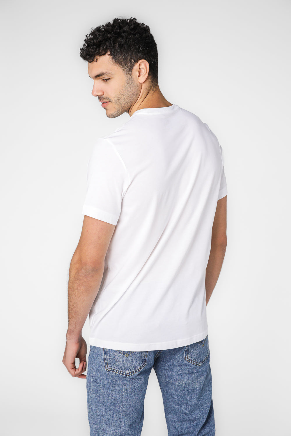 טישירט לגברים בצבע לבן עם הדפס