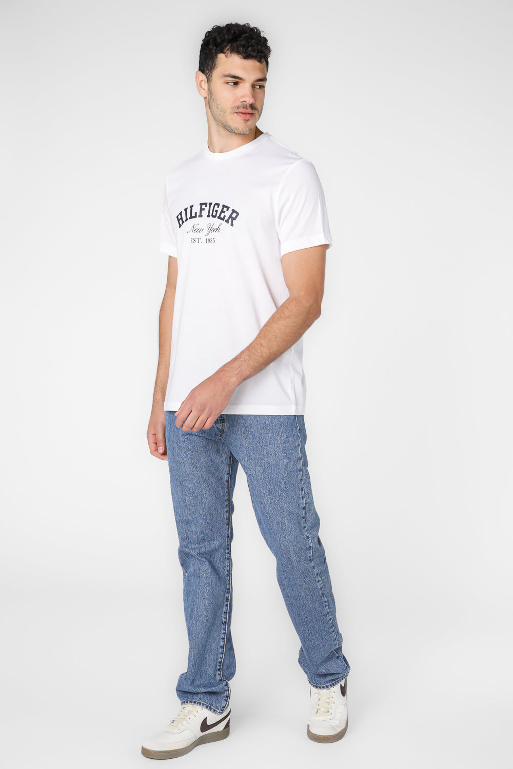 טישירט לגברים בצבע לבן עם הדפס