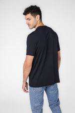 טישירט לגברים בצבע נייבי עם הדפס 