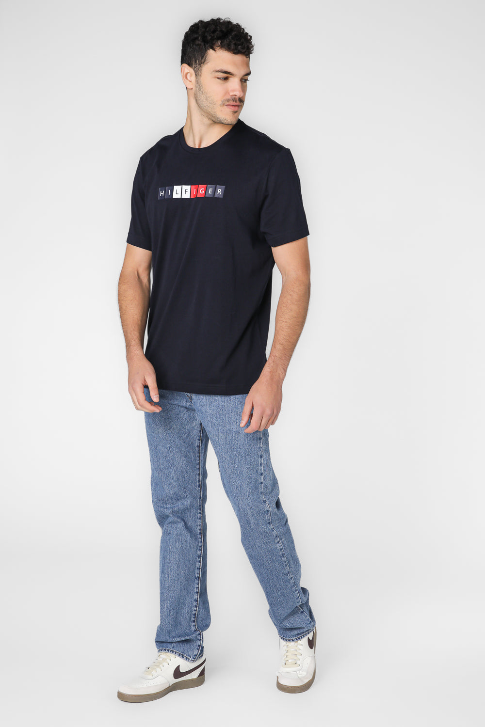 טישירט לגברים בצבע נייבי עם הדפס 