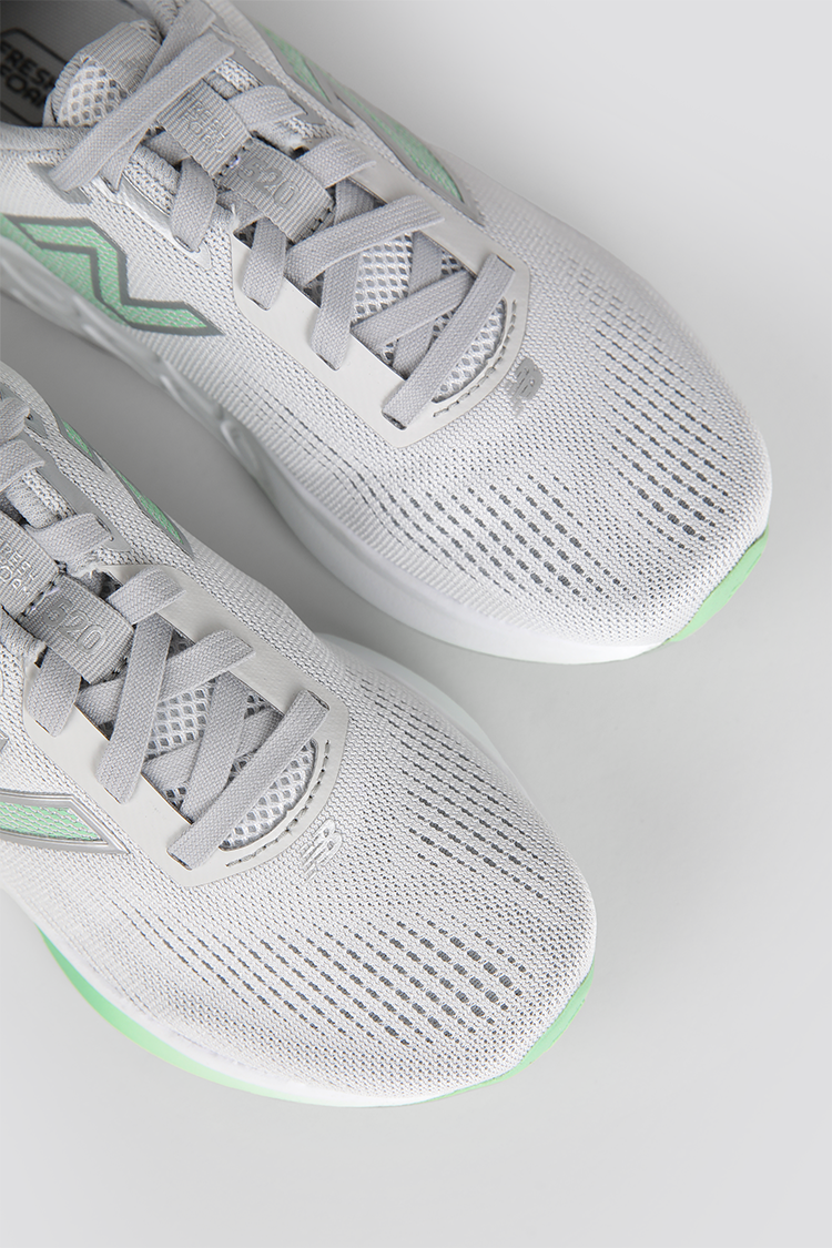 נעלי ספורט W520v9 לנשים