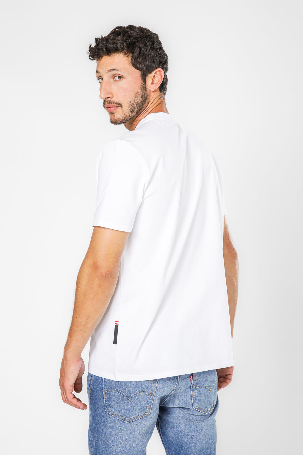 טישירט בצבע לבן לגברים