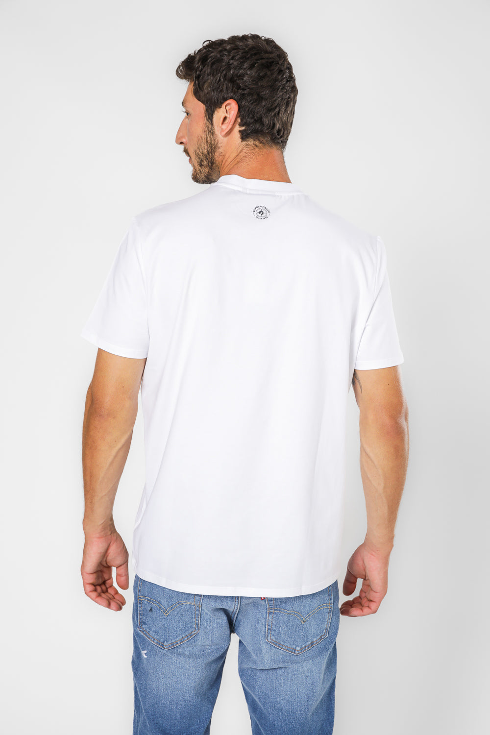 טישירט בצבע לבן לגברים