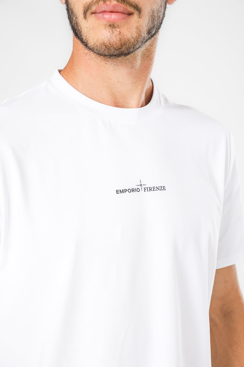 טישירט בצבע לבן לגברים