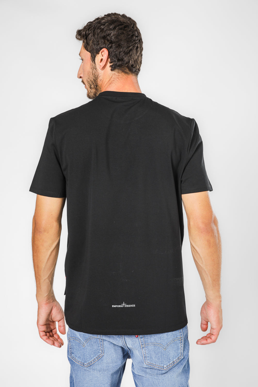 טישירט בצבע שחור לגברים