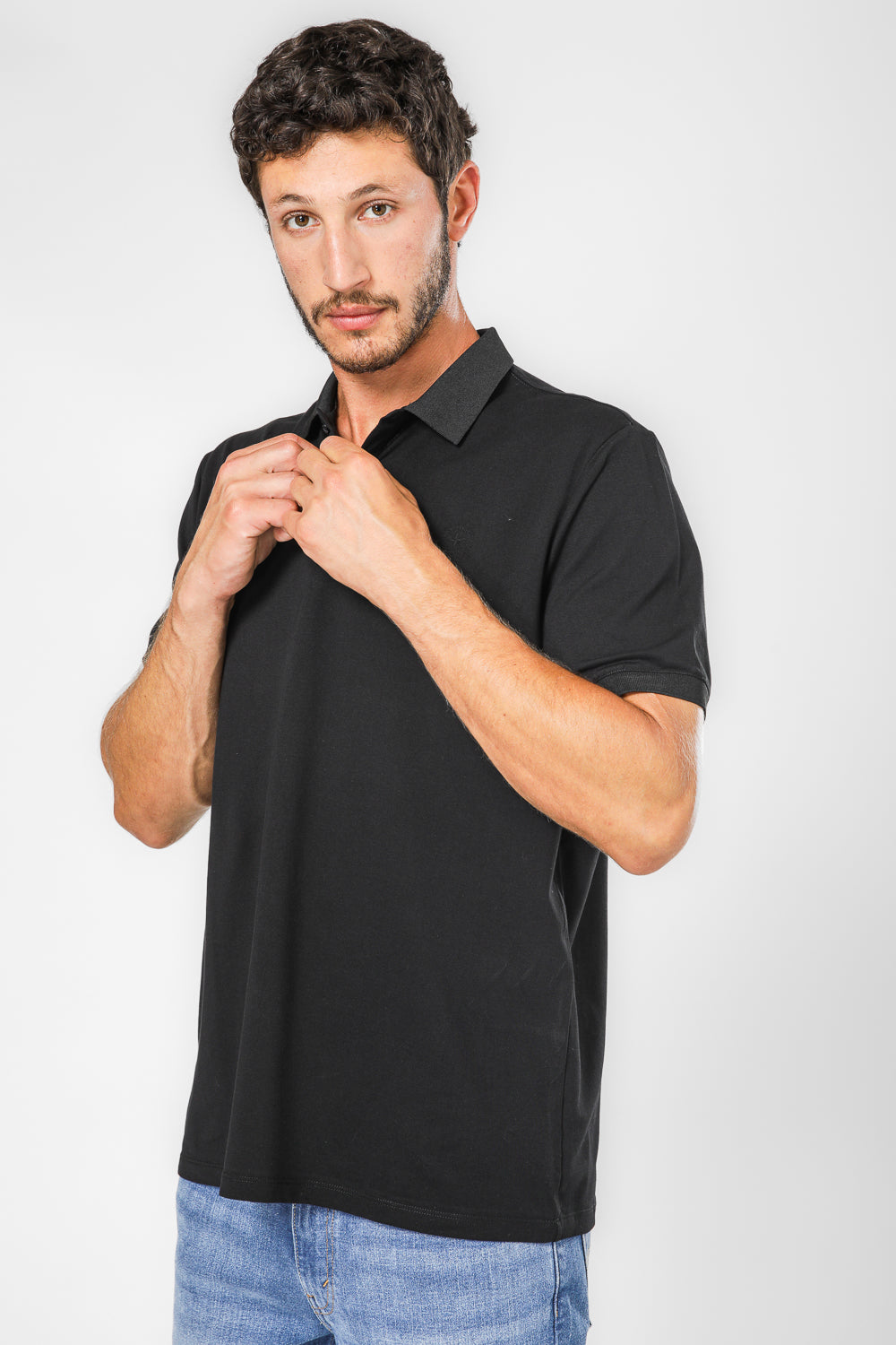 חולצת פולו בצבע שחור לגברים