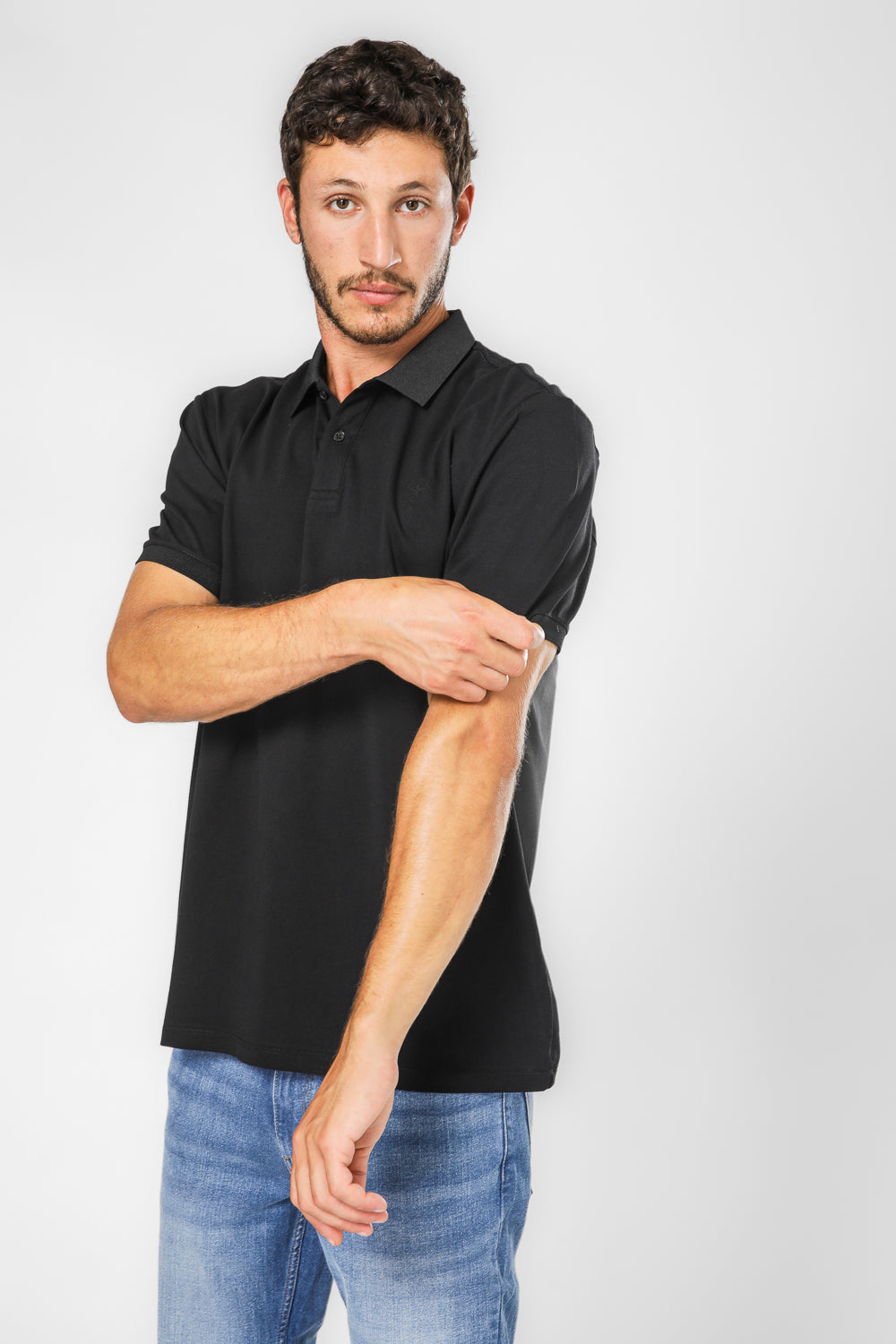 חולצת פולו בצבע שחור לגברים