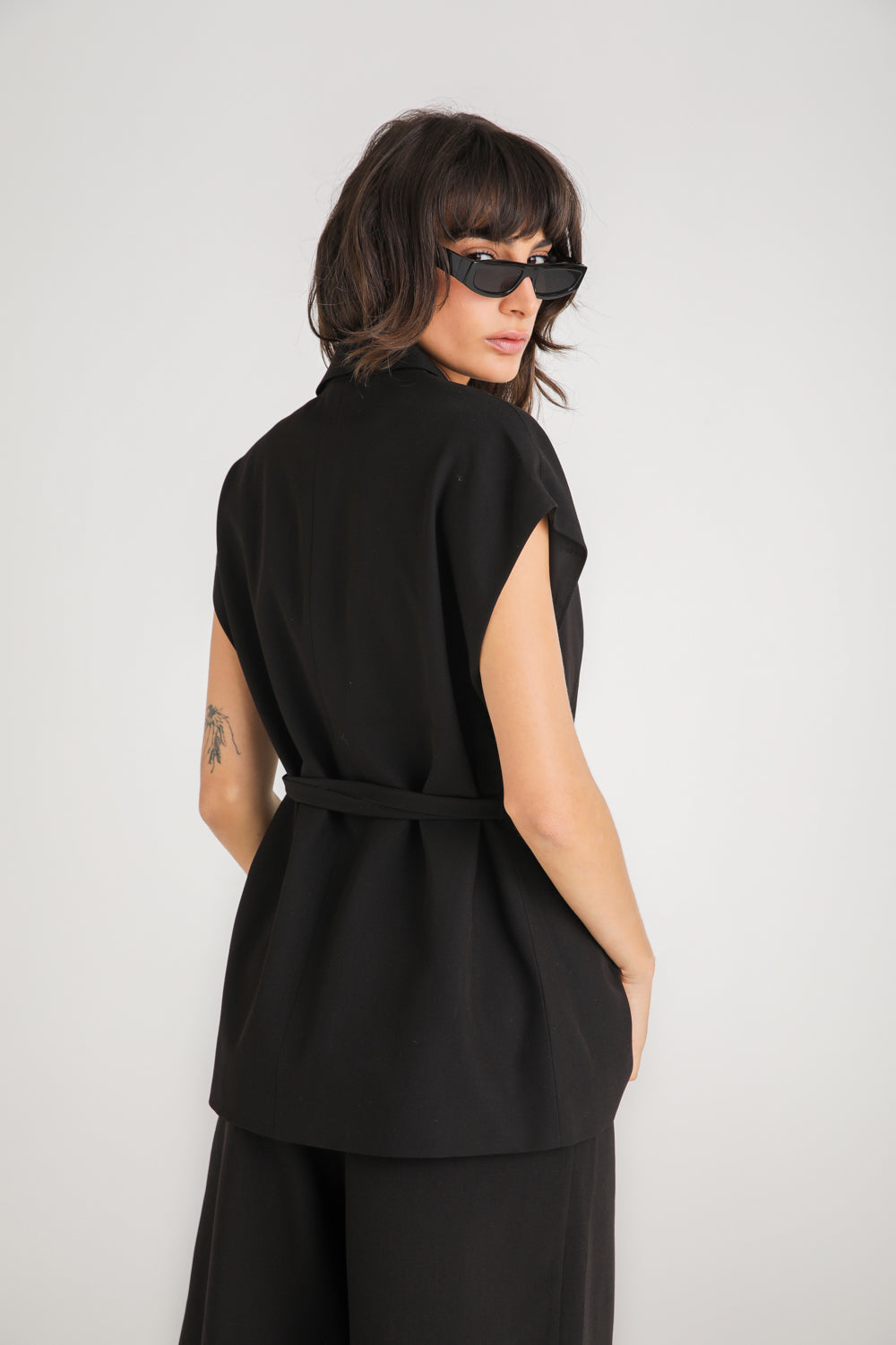 וסט מחוייט עם חגורה לנשים | קנת קול