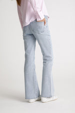 מכנסי ג'ינס בגזרת Boot cut לנשים | קנת קול