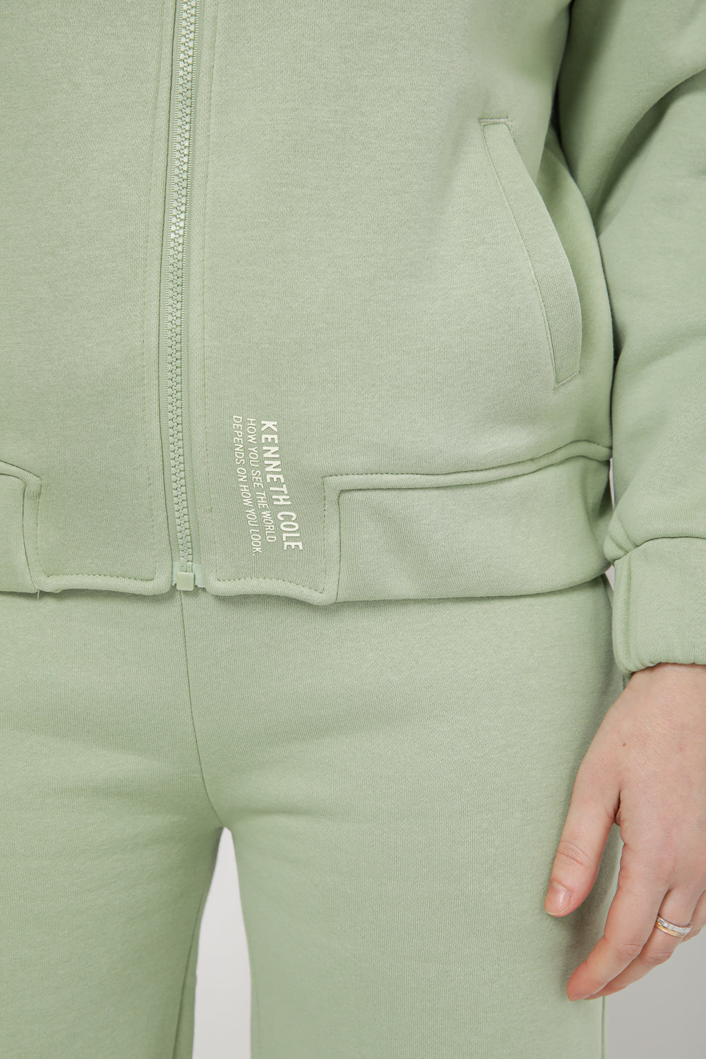 סווטשירט עם רוכסן לוגו בגב בצבע ירוק