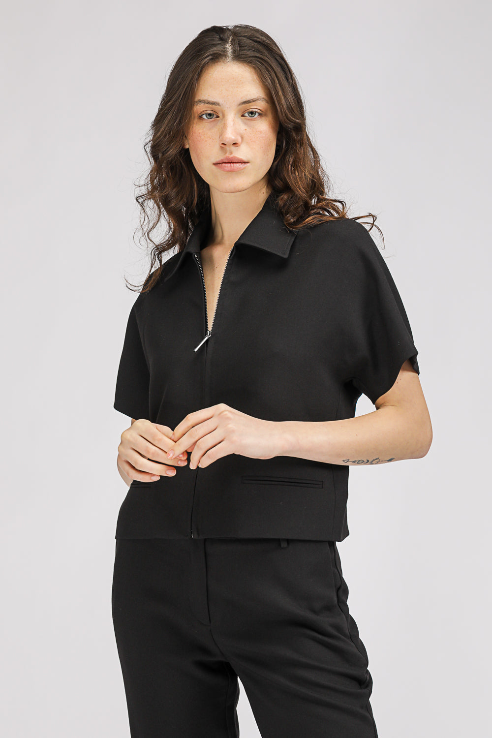 ג'קט בגזרה מחויטת עם שרוולים קצרים | קנת קול