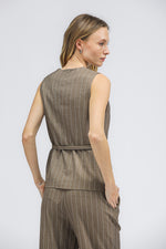 ווסט בגזרה מחויטת עם חגורה | קנת קול 