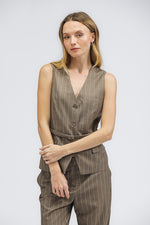 ווסט בגזרה מחויטת עם חגורה | קנת קול 