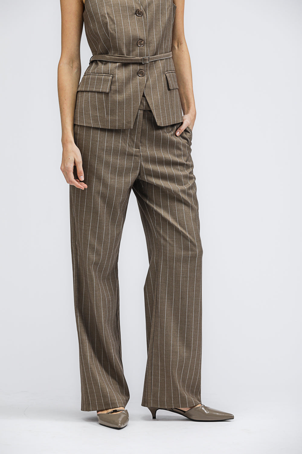 מכנסיים מחויטים בגזרה ישרה עם הדפס פסים | קנת קול