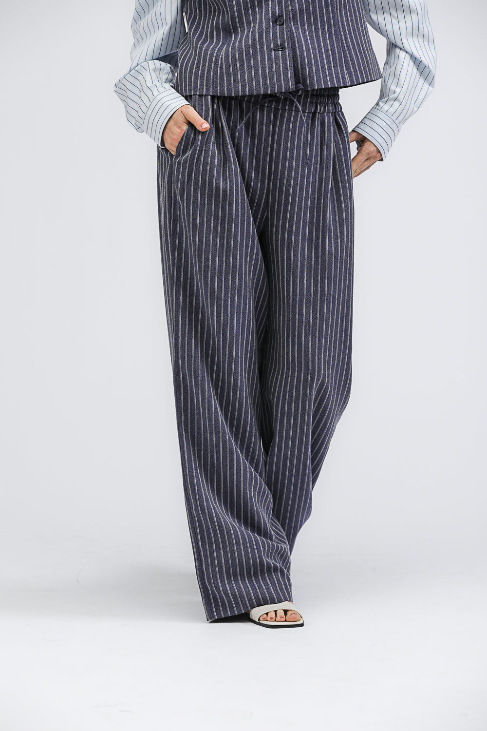 מכנסיים בגזרה רחבה עם הדפס פסים | קנת קול