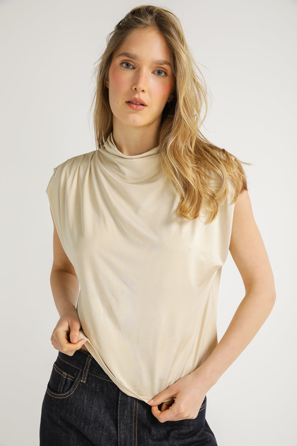 חולצה ללא שרוולים עם צווארון גבוה | קנת קול