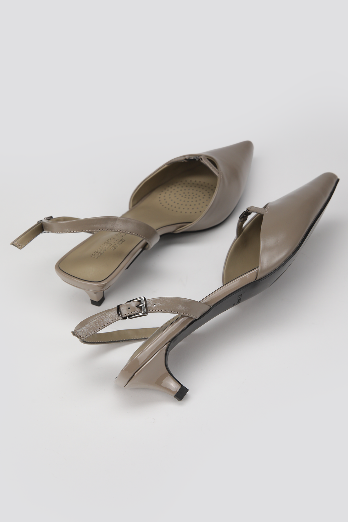 נעלי שפיץ עם עקב נמוך | קנת קול 